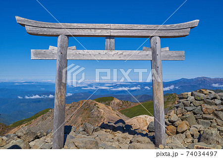 岐阜県(長野県)の乗鞍岳の山頂の乗鞍本宮の鳥居 74034497