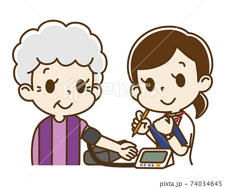 電子血圧計で血圧測定を受ける高齢女性（女性看護師） 74034645