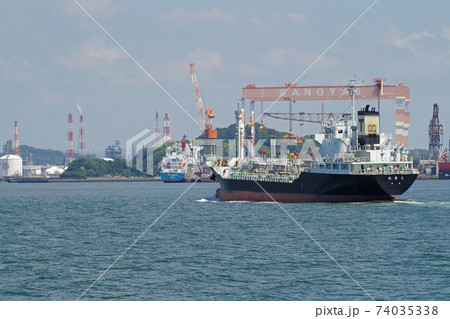 水島コンビナーに入港する船の景色 水島コンビナーに入港する船の景色 74035338