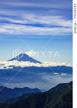奥秩父の山並みと御坂山地の奥にそびえる富士山 奥秩父の山並みと御坂山地の奥にそびえる富士山 74036184
