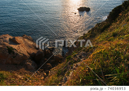 黄昏の伊良湖防備衛所跡から伊良湖水道を望む 74036953