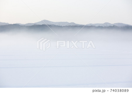 白く霧がかかった雪景色 74038089