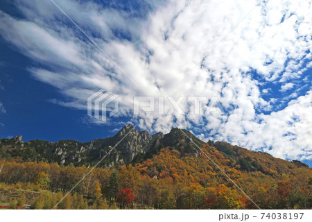 山梨県の百名山　瑞牆山　晴れた空いっぱいのもとで黄葉に彩る 74038197
