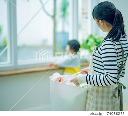 子育てをしながら家事をこなす主婦 子育てをしながら家事をこなす主婦 74038275