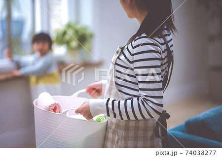 子育てをしながら家事をこなす主婦 74038277