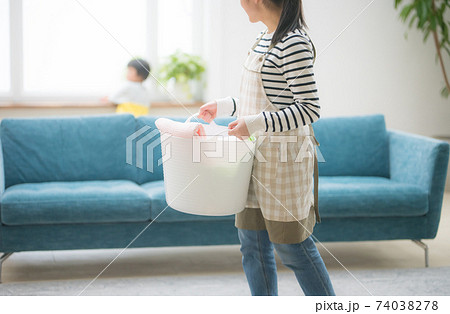 子育てをしながら家事をこなす主婦 74038278