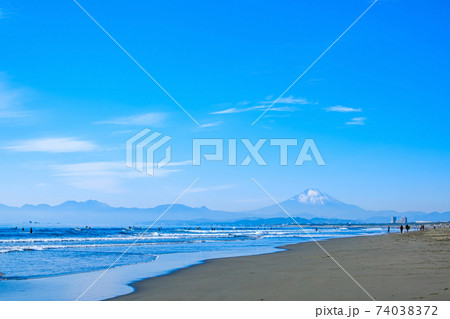 【神奈川県 江ノ島】湘南の海と富士山	 74038372