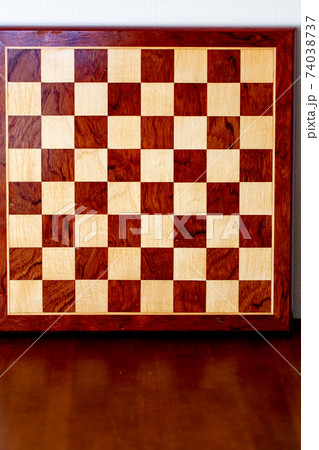木製のチェス盤 74038737