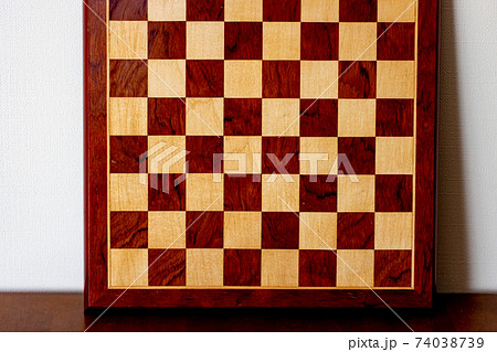 木製のチェス盤 74038739