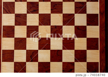 木製のチェス盤 74038740