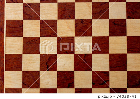 木製のチェス盤 74038741