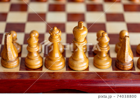チェス盤とチェスの駒 74038800