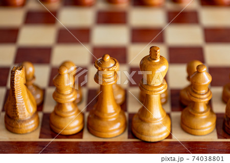 チェス盤とチェスの駒 74038801