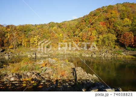 秋 神居古潭 石狩川 北海道 旭川市 神居町 秋 神居古潭 石狩川 北海道 旭川市 神居町 74038823