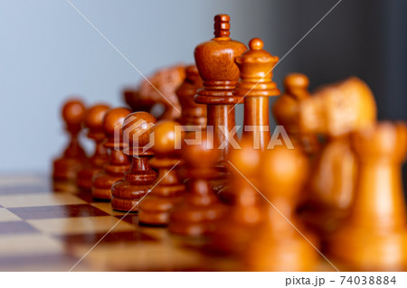 チェス盤とチェスの駒 74038884