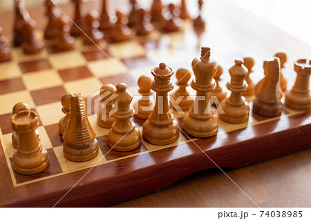 木製のチェス盤とチェスの駒の写真素材 [74038985] - PIXTA