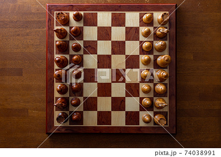 木製のチェス盤とチェスの駒 74038991