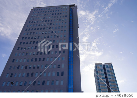 高層ビルと青空 74039050