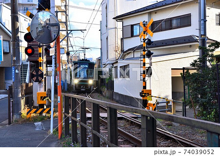 藤沢片瀬四丁目の江ノ電踏切 藤沢片瀬四丁目の江ノ電踏切 74039052