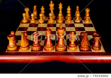 チェス盤とチェスの駒 74039060