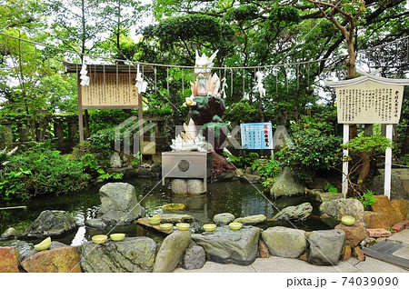 江の島 江島神社の龍神と銭洗い 江の島 江島神社の龍神と銭洗い 74039090