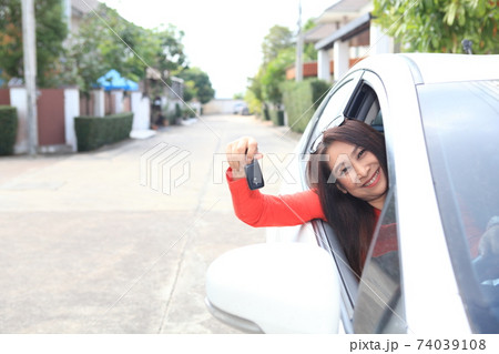 woman call and driving in car 74039108
