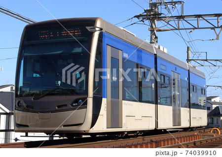 大阪を走る阪堺電車 堺トラム青らん 74039910