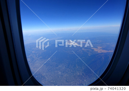 飛行機から眺める富士山 飛行機から眺める富士山 74041320