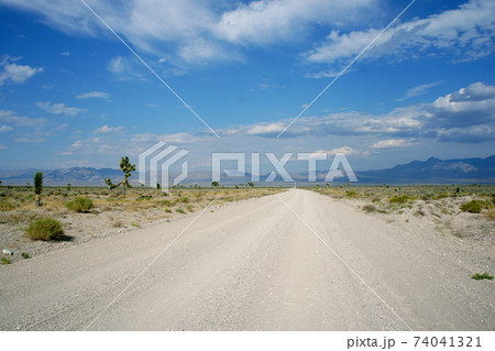 エリア51から続く未舗装路 74041321