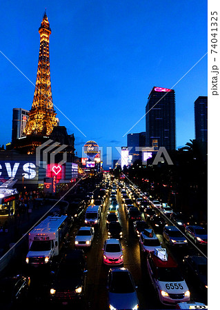 ラスベガスの夜景と渋滞風景 74041325