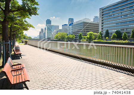 【大阪府】8月・真夏の北区　中之島の都市風景 74041438