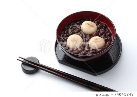 餅入りぜんざい 小豆 白背景 74041845
