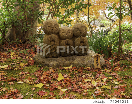 鎌倉・長谷寺　良縁地蔵と紅葉 74042011