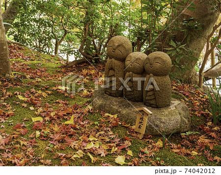 鎌倉・長谷寺　良縁地蔵と紅葉 74042012