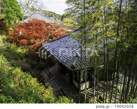鎌倉・長谷寺　経蔵と紅葉 74042028