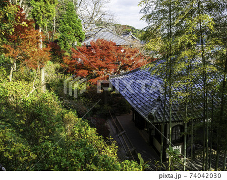 鎌倉・長谷寺　経蔵と紅葉 74042030