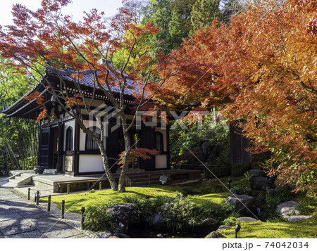 鎌倉・長谷寺　経蔵と紅葉 74042034
