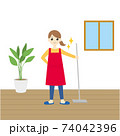 掃除するエプロン姿の女性 74042396
