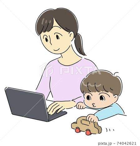 育児しながらテレワークをしている女性 育児しながらテレワークをしている女性 74042621
