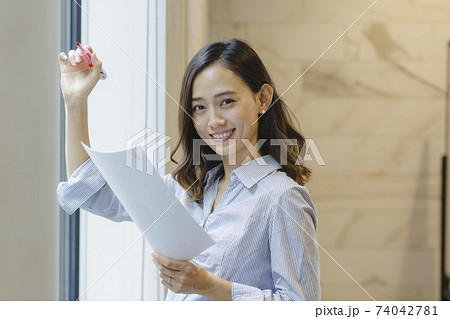 女性 ビジネス ポートレート 女性 ビジネス ポートレート 74042781