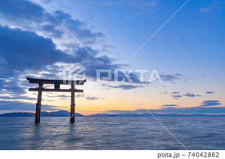 滋賀県高島市の白鬚神社｜日の出前の琵琶湖に浮かぶ大鳥居 74042862
