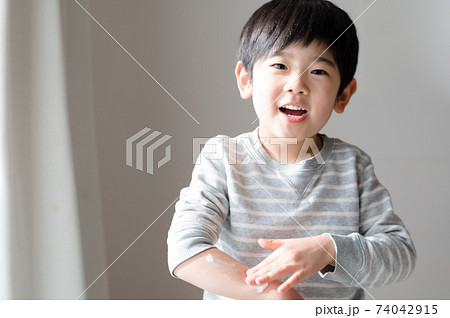 乾燥した肌に保湿クリームを塗る男の子 乾燥した肌に保湿クリームを塗る男の子 74042915