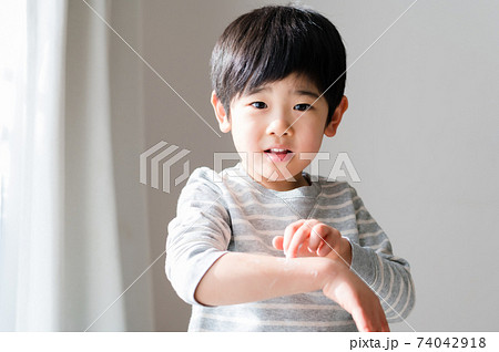 乾燥した肌に保湿クリームを塗る男の子 74042918