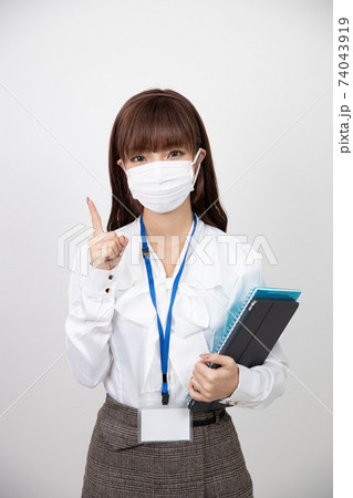 マスクをして人差し指を立てる若い女性 マスクをして人差し指を立てる若い女性 74043919