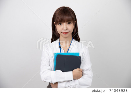 ノートを持ち正面を見る若い女性 ノートを持ち正面を見る若い女性 74043923