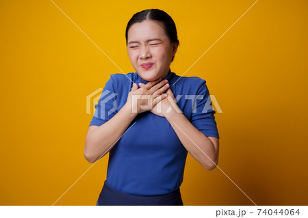 Asian woman was sick with fever. 74044064