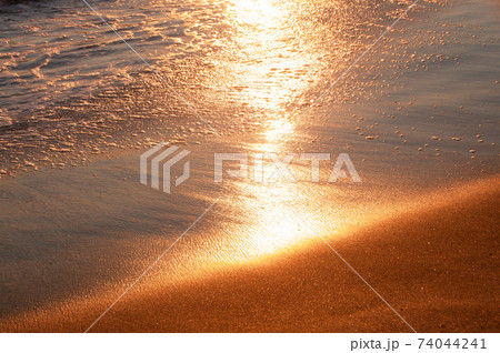 夕暮れの海辺 74044241