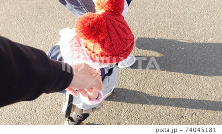 ママとパパと手をつないで歩く子供 ママとパパと手をつないで歩く子供 74045181
