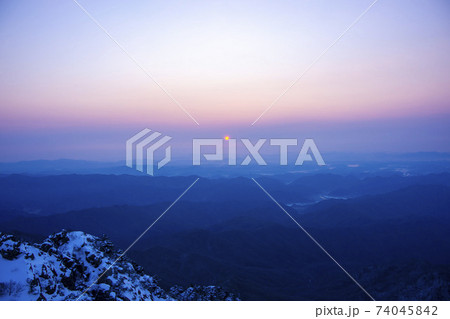 山 雪景色 夕焼け 74045842