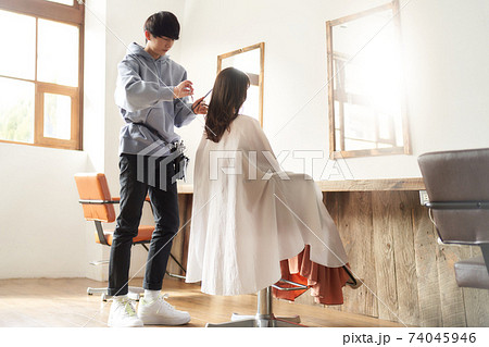 若い男性スタイリストと女性客 若い男性スタイリストと女性客 74045946